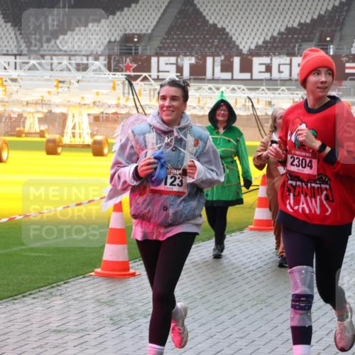 07.12.2025 - St. Pauli X-Mass-Run No. 15 Luisa Fischer http://msf.ph/oto/9387562 07.12.2025 10:23:27 Ziel 123, 2304, 3078, 79, 715, 739, 794, 1996, 2123, 2304, 2508, 2511, 2638, 3052, 3078, 3079, 3780, 4287, 4407, 4411, 4419, 4509, 4539 meine-sportfotos.de