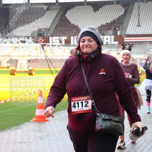 07.12.2025 - St. Pauli X-Mass-Run No. 15 Luisa Fischer http://msf.ph/oto/9387564 07.12.2025 11:46:33 Ziel 15, 4112, 13, 143, 147, 188, 355, 356, 526, 733, 949, 954, 1058, 1073, 1433, 1454, 1541, 2097, 2137, 2437, 2716, 2935, 2941, 3028, 3523, 3524, 3620 meine-sportfotos.de