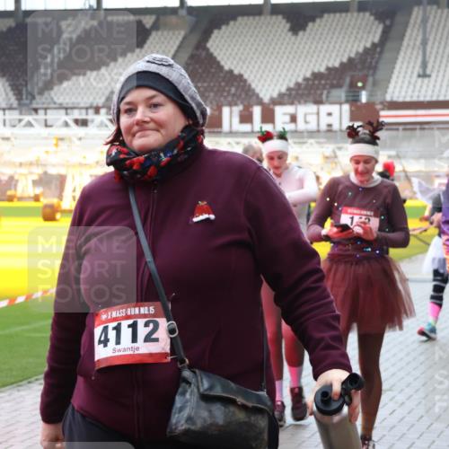 07.12.2025 - St. Pauli X-Mass-Run No. 15 Luisa Fischer http://msf.ph/oto/9387569 07.12.2025 11:46:34 Ziel 15, 4112, 143, 147, 188, 355, 356, 526, 733, 949, 954, 1058, 1073, 1433, 1454, 1541, 2097, 2137, 2437, 2716, 2935, 2941, 3028, 3523, 3524, 3620 meine-sportfotos.de