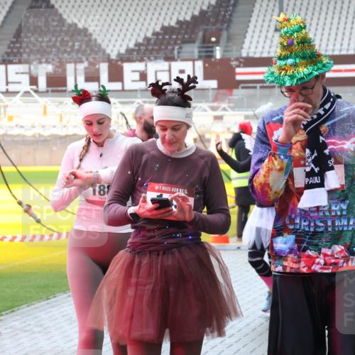 07.12.2025 - St. Pauli X-Mass-Run No. 15 Luisa Fischer http://msf.ph/oto/9387570 07.12.2025 11:46:35 Ziel 18, 15, 143, 147, 188, 355, 356, 526, 733, 949, 954, 1058, 1073, 1433, 1454, 1541, 2097, 2137, 2437, 2716, 2935, 2941, 3028, 3523, 3524, 3620 meine-sportfotos.de