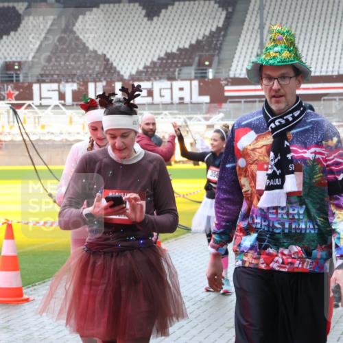 07.12.2025 - St. Pauli X-Mass-Run No. 15 Luisa Fischer http://msf.ph/oto/9387573 07.12.2025 11:46:35 Ziel 356, 143, 147, 188, 355, 356, 526, 733, 949, 954, 1058, 1073, 1433, 1454, 1541, 2097, 2137, 2437, 2716, 2935, 2941, 3028, 3523, 3524, 3620 meine-sportfotos.de