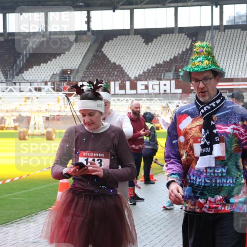 07.12.2025 - St. Pauli X-Mass-Run No. 15 Luisa Fischer http://msf.ph/oto/9387575 07.12.2025 11:46:36 Ziel 15, 13, 1, 3523, 143, 147, 188, 355, 356, 526, 733, 949, 954, 1058, 1073, 1433, 1454, 1541, 2097, 2137, 2437, 2716, 2935, 2941, 3028, 3523, 3524, 3620 meine-sportfotos.de
