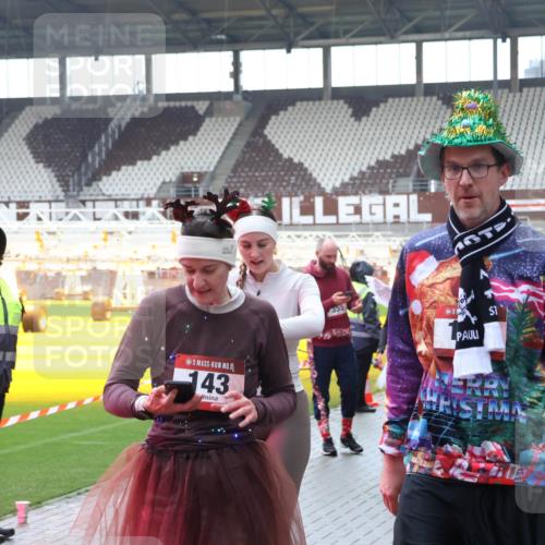 07.12.2025 - St. Pauli X-Mass-Run No. 15 Luisa Fischer http://msf.ph/oto/9387576 07.12.2025 11:46:36 Ziel 15, 43, 355, 1, 143, 147, 188, 355, 356, 526, 733, 949, 954, 1058, 1073, 1433, 1454, 1541, 2097, 2137, 2437, 2716, 2935, 2941, 3028, 3523, 3524, 3620 meine-sportfotos.de