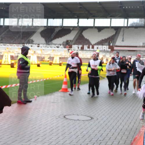 07.12.2025 - St. Pauli X-Mass-Run No. 15 Luisa Fischer http://msf.ph/oto/9387598 07.12.2025 11:46:43 Ziel 356, 143, 147, 188, 356, 733, 949, 954, 1058, 1073, 1433, 1454, 2097, 2108, 2109, 2111, 2137, 2437, 2716, 2935, 2941, 3523, 3524, 3620, 3960 meine-sportfotos.de