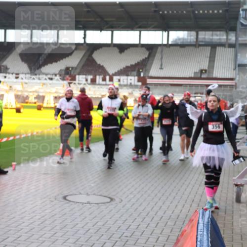 07.12.2025 - St. Pauli X-Mass-Run No. 15 Luisa Fischer http://msf.ph/oto/9387600 07.12.2025 11:46:44 Ziel 356, 143, 147, 188, 356, 733, 949, 954, 1058, 1073, 1433, 1454, 2097, 2108, 2109, 2111, 2137, 2437, 2716, 2935, 2941, 3523, 3524, 3620, 3960 meine-sportfotos.de