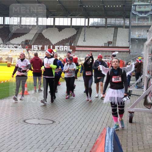 07.12.2025 - St. Pauli X-Mass-Run No. 15 Luisa Fischer http://msf.ph/oto/9387601 07.12.2025 11:46:44 Ziel 1073, 524, 1433, 3523, 356, 143, 147, 188, 356, 733, 949, 954, 1058, 1073, 1433, 1454, 2097, 2108, 2109, 2111, 2137, 2437, 2716, 2935, 2941, 3523, 3524, 3620, 3960 meine-sportfotos.de