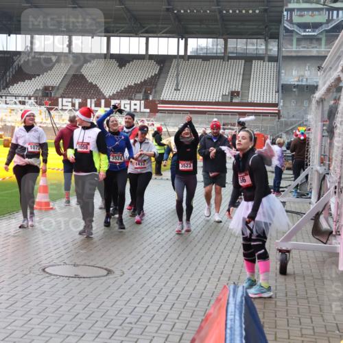 07.12.2025 - St. Pauli X-Mass-Run No. 15 Luisa Fischer http://msf.ph/oto/9387603 07.12.2025 11:46:44 Ziel 1073, 1058, 3524, 433, 3523, 56, 143, 147, 188, 356, 733, 949, 954, 1058, 1073, 1433, 1454, 2097, 2108, 2109, 2111, 2137, 2437, 2716, 2935, 2941, 3523, 3524, 3620, 3960 meine-sportfotos.de