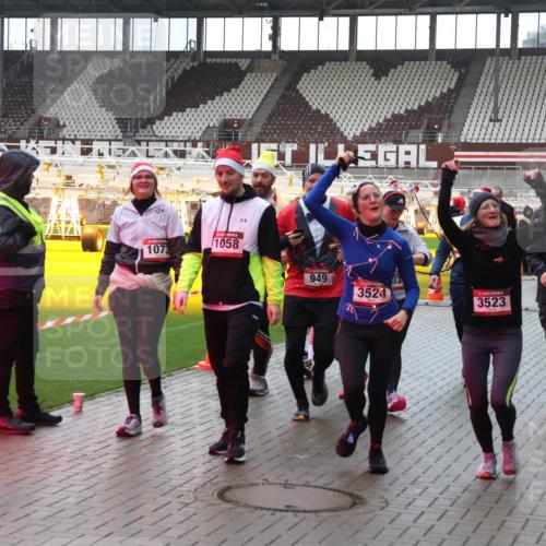 07.12.2025 - St. Pauli X-Mass-Run No. 15 Luisa Fischer http://msf.ph/oto/9387607 07.12.2025 11:46:45 Ziel 24, 1073, 1058, 949, 3524, 3523, 143, 147, 188, 356, 733, 949, 954, 1058, 1073, 1433, 1454, 2097, 2108, 2109, 2111, 2137, 2437, 2716, 2935, 2941, 3523, 3524, 3620, 3960 meine-sportfotos.de