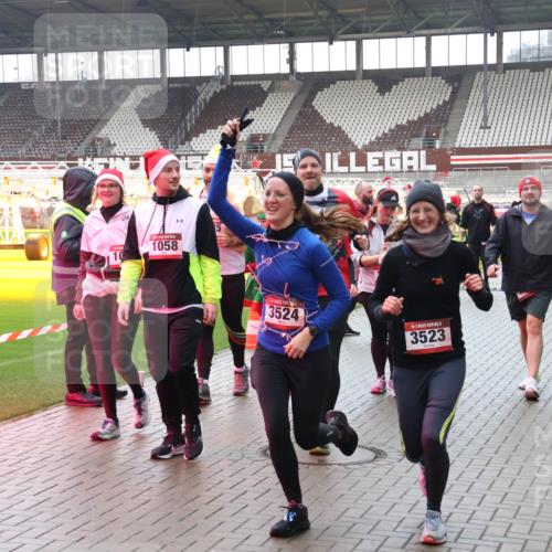 07.12.2025 - St. Pauli X-Mass-Run No. 15 Luisa Fischer http://msf.ph/oto/9387611 07.12.2025 11:46:46 Ziel 10, 1058, 3524, 5, 3523, 143, 147, 188, 356, 733, 949, 954, 1058, 1073, 1433, 1454, 2097, 2108, 2109, 2111, 2137, 2437, 2716, 2935, 2941, 3523, 3524, 3620, 3960 meine-sportfotos.de