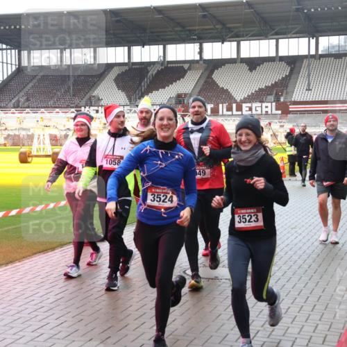 07.12.2025 - St. Pauli X-Mass-Run No. 15 Luisa Fischer http://msf.ph/oto/9387612 07.12.2025 11:46:47 Ziel 1058, 3524, 49, 3523, 143, 147, 188, 356, 733, 949, 954, 1058, 1073, 1433, 1454, 2097, 2108, 2109, 2111, 2137, 2437, 2716, 2935, 2941, 3523, 3524, 3620, 3960 meine-sportfotos.de