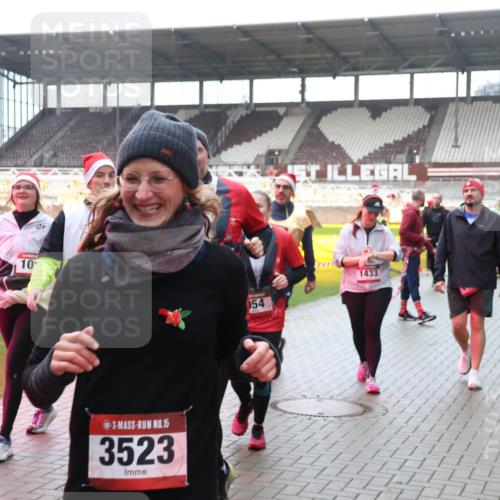 07.12.2025 - St. Pauli X-Mass-Run No. 15 Luisa Fischer http://msf.ph/oto/9387616 07.12.2025 11:46:48 Ziel 10, 15, 3523, 054, 1433, 143, 147, 188, 356, 733, 949, 954, 1058, 1073, 1433, 1454, 2097, 2108, 2109, 2111, 2137, 2437, 2716, 2935, 2941, 3523, 3524, 3620, 3960 meine-sportfotos.de