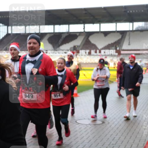 07.12.2025 - St. Pauli X-Mass-Run No. 15 Luisa Fischer http://msf.ph/oto/9387618 07.12.2025 11:46:48 Ziel 949, 954, 1423, 143, 147, 188, 356, 733, 949, 954, 1058, 1073, 1433, 1454, 2097, 2108, 2109, 2111, 2137, 2437, 2716, 2935, 2941, 3523, 3524, 3620, 3960 meine-sportfotos.de