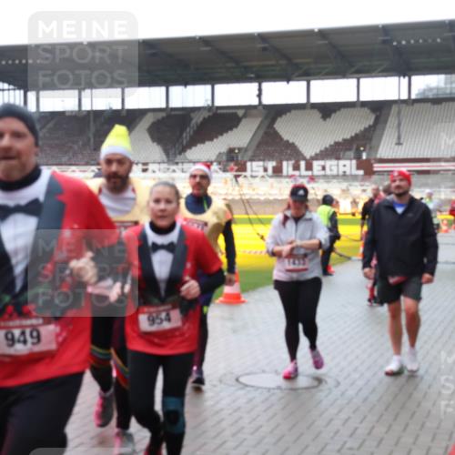 07.12.2025 - St. Pauli X-Mass-Run No. 15 Luisa Fischer http://msf.ph/oto/9387620 07.12.2025 11:46:48 Ziel 949, 954, 143, 147, 188, 356, 733, 949, 954, 1058, 1073, 1433, 1454, 2097, 2108, 2109, 2111, 2137, 2437, 2716, 2935, 2941, 3523, 3524, 3620, 3960 meine-sportfotos.de