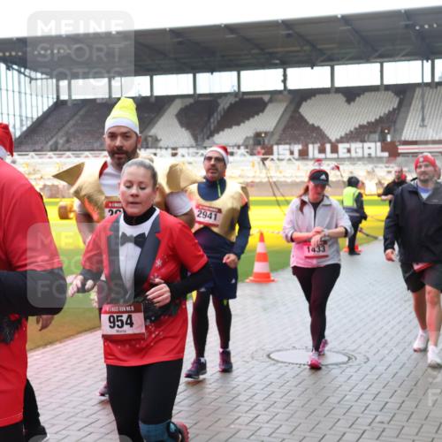 07.12.2025 - St. Pauli X-Mass-Run No. 15 Luisa Fischer http://msf.ph/oto/9387621 07.12.2025 11:46:49 Ziel 15, 949, 23, 2941, 1433, 15, 954, 143, 147, 188, 356, 733, 949, 954, 1058, 1073, 1433, 1454, 2097, 2108, 2109, 2111, 2137, 2437, 2716, 2935, 2941, 3523, 3524, 3620, 3960 meine-sportfotos.de