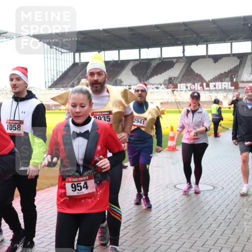 07.12.2025 - St. Pauli X-Mass-Run No. 15 Luisa Fischer http://msf.ph/oto/9387622 07.12.2025 11:46:49 Ziel 1058, 935, 2941, 5, 954, 143, 147, 188, 356, 733, 949, 954, 1058, 1073, 1433, 1454, 2097, 2108, 2109, 2111, 2137, 2437, 2716, 2935, 2941, 3523, 3524, 3620, 3960 meine-sportfotos.de