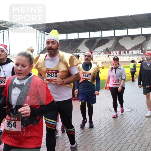 07.12.2025 - St. Pauli X-Mass-Run No. 15 Luisa Fischer http://msf.ph/oto/9387623 07.12.2025 11:46:49 Ziel 1073, 1058, 954, 5, 15, 2935, 2941, 1433, 143, 147, 188, 356, 733, 949, 954, 1058, 1073, 1433, 1454, 2097, 2108, 2109, 2111, 2137, 2437, 2716, 2935, 2941, 3523, 3524, 3620, 3960 meine-sportfotos.de