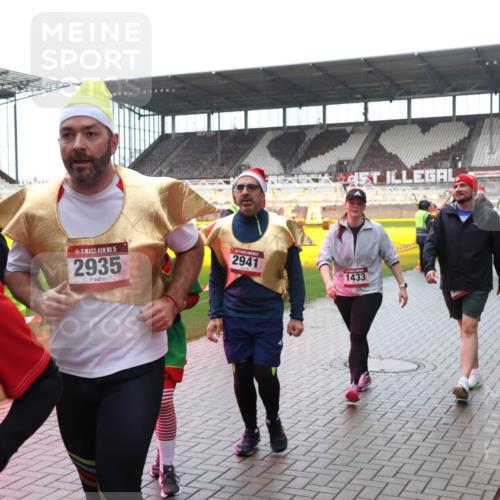07.12.2025 - St. Pauli X-Mass-Run No. 15 Luisa Fischer http://msf.ph/oto/9387625 07.12.2025 11:46:50 Ziel 15, 15, 2935, 2941, 1433, 143, 147, 188, 356, 733, 949, 954, 1058, 1073, 1276, 1433, 1454, 2097, 2108, 2109, 2111, 2137, 2437, 2716, 2935, 2941, 3523, 3524, 3620, 3960 meine-sportfotos.de