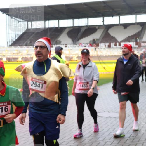 07.12.2025 - St. Pauli X-Mass-Run No. 15 Luisa Fischer http://msf.ph/oto/9387627 07.12.2025 11:46:50 Ziel 5, 2716, 2941, 1433, 143, 147, 188, 356, 733, 949, 954, 1058, 1073, 1276, 1433, 1454, 2097, 2108, 2109, 2111, 2137, 2437, 2716, 2935, 2941, 3523, 3524, 3620, 3960 meine-sportfotos.de