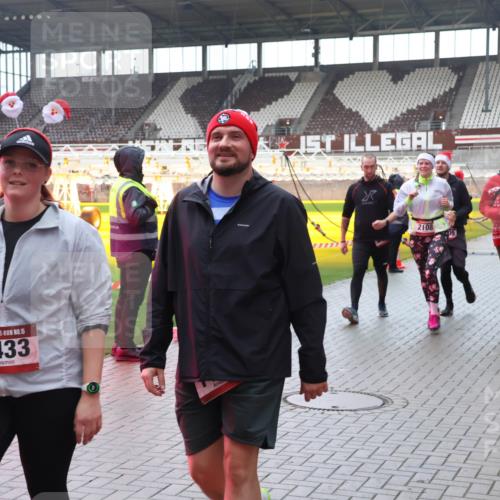 07.12.2025 - St. Pauli X-Mass-Run No. 15 Luisa Fischer http://msf.ph/oto/9387634 07.12.2025 11:46:52 Ziel 15, 1433, 2108, 2111, 143, 147, 188, 356, 733, 949, 954, 1058, 1073, 1276, 1433, 1454, 2097, 2108, 2109, 2111, 2137, 2179, 2180, 2437, 2716, 2935, 2941, 3523, 3524, 3620, 3960 meine-sportfotos.de