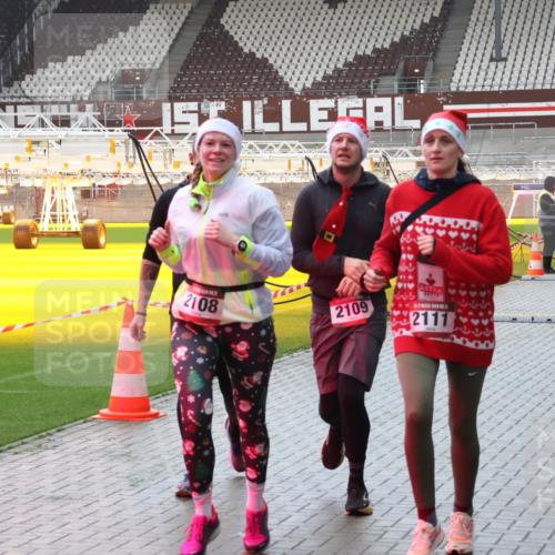 07.12.2025 - St. Pauli X-Mass-Run No. 15 Luisa Fischer http://msf.ph/oto/9387635 07.12.2025 11:46:53 Ziel 2108, 2109, 2111, 526, 143, 147, 188, 356, 733, 949, 954, 1058, 1073, 1276, 1433, 1454, 2097, 2108, 2109, 2111, 2137, 2179, 2180, 2437, 2716, 2935, 2941, 3523, 3524, 3620, 3960 meine-sportfotos.de