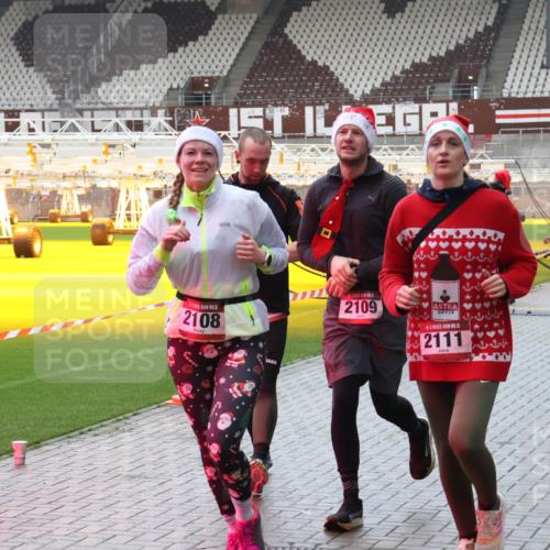 07.12.2025 - St. Pauli X-Mass-Run No. 15 Luisa Fischer http://msf.ph/oto/9387637 07.12.2025 11:46:54 Ziel 6709, 5, 2108, 5, 2109, 15, 2111, 114, 26, 143, 188, 346, 356, 642, 649, 733, 949, 954, 1058, 1073, 1276, 1433, 1454, 2097, 2108, 2109, 2111, 2137, 2179, 2180, 2437, 2716, 2935, 2941, 3523, 3524, 3620, 3960 meine-sportfotos.de