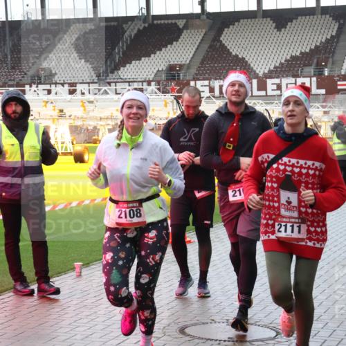 07.12.2025 - St. Pauli X-Mass-Run No. 15 Luisa Fischer http://msf.ph/oto/9387638 07.12.2025 11:46:54 Ziel 2108, 21, 5, 2111, 143, 188, 346, 356, 642, 649, 733, 949, 954, 1058, 1073, 1276, 1433, 1454, 2097, 2108, 2109, 2111, 2137, 2179, 2180, 2437, 2716, 2935, 2941, 3523, 3524, 3620, 3960 meine-sportfotos.de