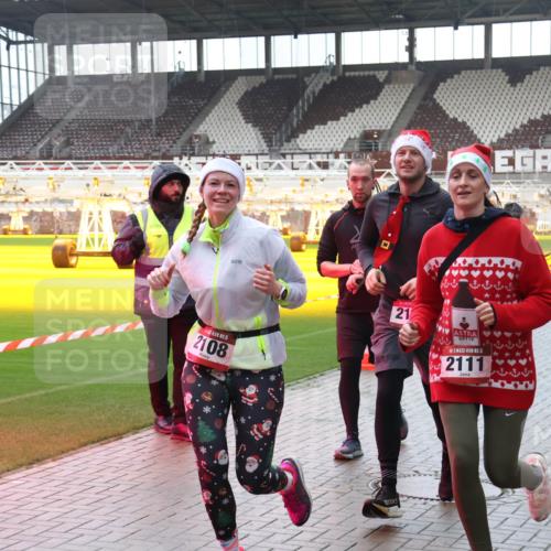07.12.2025 - St. Pauli X-Mass-Run No. 15 Luisa Fischer http://msf.ph/oto/9387639 07.12.2025 11:46:54 Ziel 15, 2108, 21, 15, 2111, 143, 188, 346, 356, 642, 649, 733, 949, 954, 1058, 1073, 1276, 1433, 1454, 2097, 2108, 2109, 2111, 2137, 2179, 2180, 2437, 2716, 2935, 2941, 3523, 3524, 3620, 3960 meine-sportfotos.de