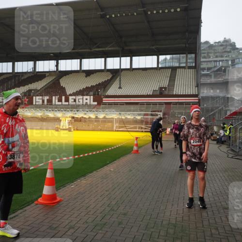 07.12.2025 - St. Pauli X-Mass-Run No. 15 Fabian Wolf http://msf.ph/oto/9387646 07.12.2025 10:18:29 Ziel 243, 264, 269, 1607, 2049, 3520, 3606, 3608, 4540 meine-sportfotos.de