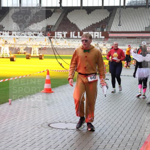07.12.2025 - St. Pauli X-Mass-Run No. 15 Luisa Fischer http://msf.ph/oto/9387658 07.12.2025 11:47:10 Ziel 642, 127, 346, 371, 567, 570, 609, 640, 642, 645, 647, 649, 903, 949, 954, 978, 987, 1073, 1276, 1881, 1882, 2047, 2108, 2109, 2111, 2114, 2179, 2180, 2182, 2222, 2347, 2442, 2446, 2716, 2798, 2928, 2935, 2941, 3010, 3210, 3523, 3524, 3525, 3777, 3924, 3925, 3960, 3961 meine-sportfotos.de