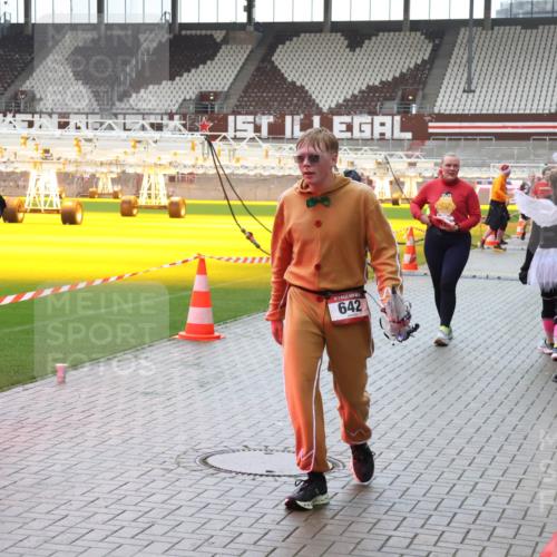 07.12.2025 - St. Pauli X-Mass-Run No. 15 Luisa Fischer http://msf.ph/oto/9387660 07.12.2025 11:47:10 Ziel 642, 346, 371, 567, 570, 609, 640, 642, 645, 647, 649, 903, 949, 954, 978, 987, 1073, 1276, 1881, 1882, 2047, 2108, 2109, 2111, 2114, 2179, 2180, 2182, 2222, 2347, 2442, 2446, 2716, 2798, 2928, 2935, 2941, 3010, 3210, 3523, 3524, 3525, 3777, 3924, 3925, 3960, 3961 meine-sportfotos.de