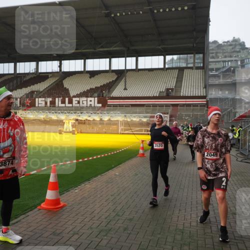 07.12.2025 - St. Pauli X-Mass-Run No. 15 Fabian Wolf http://msf.ph/oto/9387663 07.12.2025 10:18:31 Ziel 243, 264, 269, 1607, 1671, 2049, 2631, 3520, 3606, 3608, 4540 meine-sportfotos.de