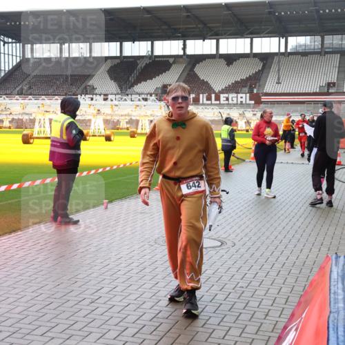 07.12.2025 - St. Pauli X-Mass-Run No. 15 Luisa Fischer http://msf.ph/oto/9387665 07.12.2025 11:47:12 Ziel 642, 346, 353, 371, 530, 567, 570, 609, 640, 642, 645, 647, 649, 903, 954, 978, 987, 1276, 1881, 1882, 2047, 2108, 2109, 2111, 2114, 2179, 2180, 2182, 2222, 2347, 2442, 2446, 2716, 2798, 2928, 2935, 2941, 3010, 3210, 3525, 3777, 3924, 3925, 3960, 3961 meine-sportfotos.de