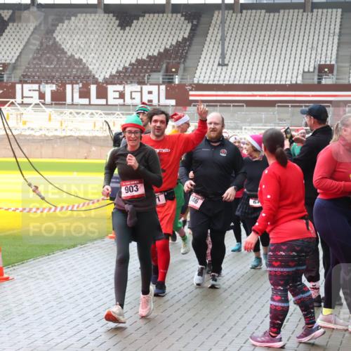 07.12.2025 - St. Pauli X-Mass-Run No. 15 Luisa Fischer http://msf.ph/oto/9387671 07.12.2025 11:47:19 Ziel 903, 346, 64, 1276, 346, 353, 371, 530, 567, 570, 609, 614, 640, 642, 645, 647, 649, 898, 900, 901, 903, 978, 987, 1276, 1881, 1882, 2047, 2108, 2109, 2111, 2114, 2179, 2180, 2182, 2222, 2347, 2442, 2446, 2568, 2716, 2798, 2928, 3010, 3210, 3215, 3216, 3420, 3525, 3641, 3777, 3924, 3925, 3948, 3949, 3960, 3961, 5004 meine-sportfotos.de