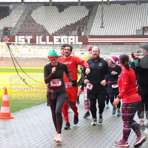 07.12.2025 - St. Pauli X-Mass-Run No. 15 Luisa Fischer http://msf.ph/oto/9387672 07.12.2025 11:47:19 Ziel 903, 37, 346, 647, 127, 346, 353, 371, 530, 567, 570, 609, 614, 640, 642, 645, 647, 649, 898, 900, 901, 903, 978, 987, 1276, 1881, 1882, 2047, 2108, 2109, 2111, 2114, 2179, 2180, 2182, 2222, 2347, 2442, 2446, 2568, 2716, 2798, 2928, 3010, 3210, 3215, 3216, 3420, 3525, 3641, 3777, 3924, 3925, 3948, 3949, 3960, 3961, 5004 meine-sportfotos.de