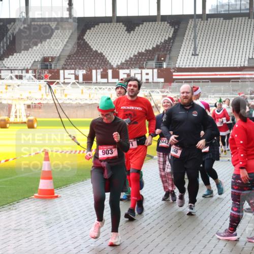 07.12.2025 - St. Pauli X-Mass-Run No. 15 Luisa Fischer http://msf.ph/oto/9387673 07.12.2025 11:47:19 Ziel 903, 2442, 346, 2347, 127, 346, 353, 371, 530, 567, 570, 609, 614, 640, 642, 645, 647, 649, 898, 900, 901, 903, 978, 987, 1276, 1881, 1882, 2047, 2108, 2109, 2111, 2114, 2179, 2180, 2182, 2222, 2347, 2442, 2446, 2568, 2716, 2798, 2928, 3010, 3210, 3215, 3216, 3420, 3525, 3641, 3777, 3924, 3925, 3948, 3949, 3960, 3961, 5004 meine-sportfotos.de