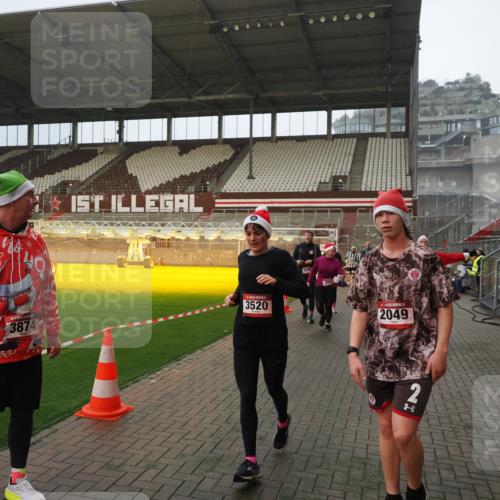 07.12.2025 - St. Pauli X-Mass-Run No. 15 Fabian Wolf http://msf.ph/oto/9387678 07.12.2025 10:18:32 Ziel 243, 264, 269, 1607, 1671, 2049, 2631, 2925, 3520, 3608, 4540 meine-sportfotos.de