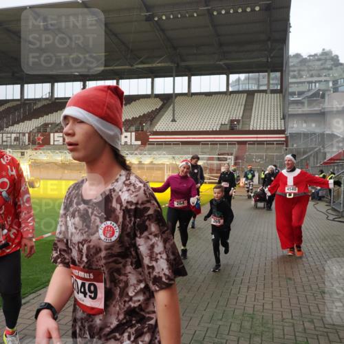 07.12.2025 - St. Pauli X-Mass-Run No. 15 Fabian Wolf http://msf.ph/oto/9387706 07.12.2025 10:18:33 Ziel 243, 264, 269, 1607, 1671, 2049, 2631, 2925, 3520, 3608, 4540 meine-sportfotos.de