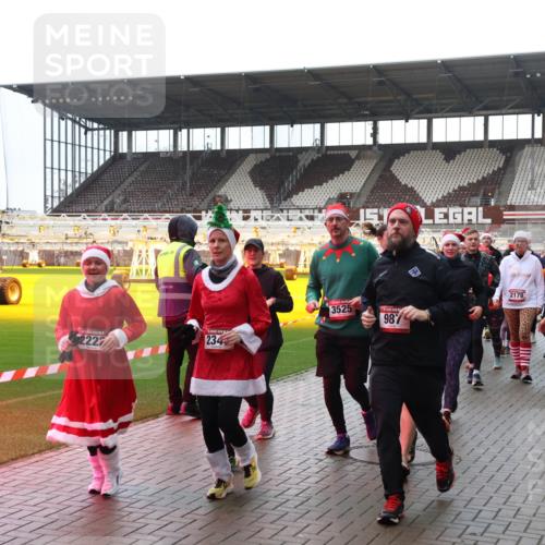 07.12.2025 - St. Pauli X-Mass-Run No. 15 Luisa Fischer http://msf.ph/oto/9387709 07.12.2025 11:47:29 Ziel 2222, 234, 3525, 987, 2179, 2047, 346, 353, 371, 530, 567, 570, 609, 614, 640, 642, 645, 647, 649, 898, 900, 901, 903, 978, 987, 992, 1276, 1881, 1882, 2047, 2114, 2179, 2180, 2182, 2221, 2222, 2223, 2347, 2442, 2446, 2568, 2798, 2928, 3010, 3210, 3215, 3216, 3420, 3471, 3482, 3525, 3641, 3777, 3798, 3800, 3924, 3925, 3948, 3949, 3961, 4883, 5004 meine-sportfotos.de