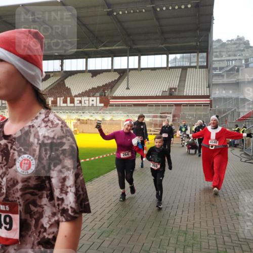 07.12.2025 - St. Pauli X-Mass-Run No. 15 Fabian Wolf http://msf.ph/oto/9387710 07.12.2025 10:18:33 Ziel 243, 264, 269, 1607, 1671, 2049, 2631, 2925, 3520, 3608, 4540 meine-sportfotos.de