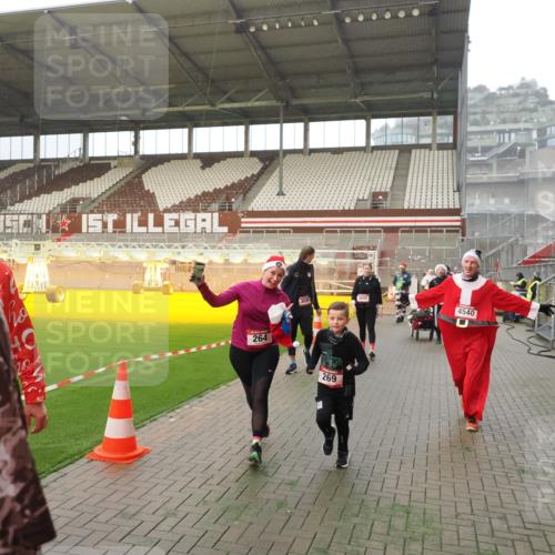 07.12.2025 - St. Pauli X-Mass-Run No. 15 Fabian Wolf http://msf.ph/oto/9387714 07.12.2025 10:18:33 Ziel 243, 264, 269, 1607, 1671, 2049, 2631, 2925, 3520, 3608, 4540 meine-sportfotos.de
