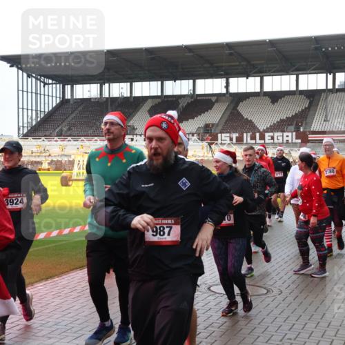 07.12.2025 - St. Pauli X-Mass-Run No. 15 Luisa Fischer http://msf.ph/oto/9387715 07.12.2025 11:47:30 Ziel 2347, 3924, 15, 987, 0, 3777, 2180, 2047, 346, 353, 371, 530, 567, 570, 609, 614, 640, 642, 645, 647, 649, 898, 900, 901, 903, 978, 987, 992, 1276, 1881, 1882, 2047, 2114, 2179, 2180, 2182, 2221, 2222, 2223, 2347, 2442, 2446, 2568, 2798, 2928, 3010, 3210, 3215, 3216, 3420, 3471, 3482, 3525, 3641, 3777, 3798, 3800, 3924, 3925, 3948, 3949, 3961, 4883, 5004 meine-sportfotos.de