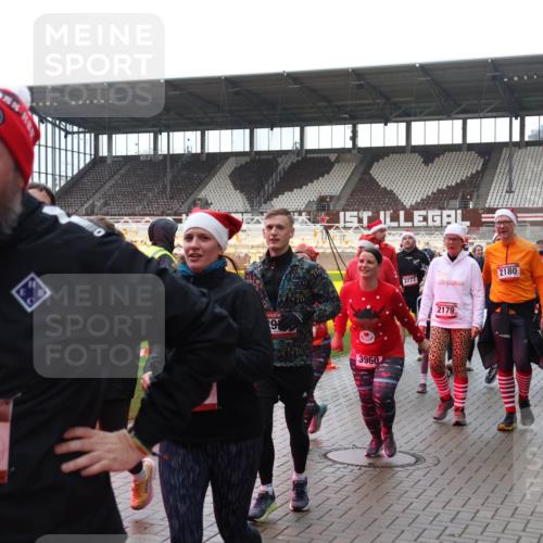 07.12.2025 - St. Pauli X-Mass-Run No. 15 Luisa Fischer http://msf.ph/oto/9387720 07.12.2025 11:47:31 Ziel 15, 987, 64, 199, 3960, 3777, 2180, 2179, 346, 353, 371, 530, 567, 570, 609, 614, 640, 642, 645, 647, 649, 898, 900, 901, 903, 978, 987, 992, 1276, 1881, 1882, 2047, 2114, 2179, 2180, 2182, 2221, 2222, 2223, 2347, 2442, 2446, 2568, 2798, 2928, 3010, 3210, 3215, 3216, 3420, 3471, 3482, 3525, 3594, 3596, 3641, 3777, 3798, 3800, 3924, 3925, 3948, 3949, 3961, 4883, 5004 meine-sportfotos.de