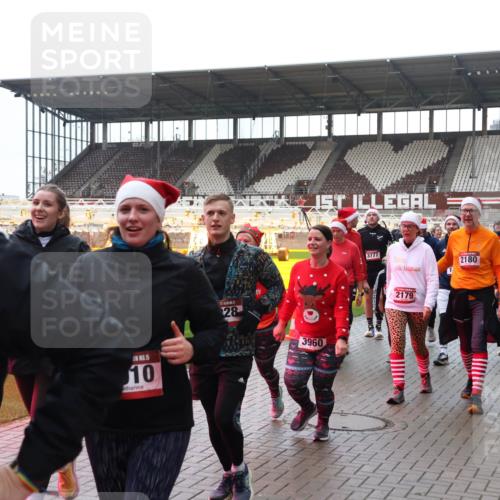 07.12.2025 - St. Pauli X-Mass-Run No. 15 Luisa Fischer http://msf.ph/oto/9387721 07.12.2025 11:47:32 Ziel 15, 10, 1, 28, 3960, 3777, 2179, 2180, 1, 147, 346, 353, 371, 530, 567, 570, 609, 614, 640, 642, 645, 647, 649, 898, 900, 901, 903, 978, 987, 992, 1276, 1881, 1882, 2047, 2114, 2179, 2180, 2182, 2221, 2222, 2223, 2347, 2442, 2446, 2568, 2798, 2928, 3010, 3210, 3215, 3216, 3416, 3419, 3420, 3430, 3471, 3482, 3525, 3594, 3596, 3641, 3777, 3798, 3800, 3924, 3925, 3948, 3949, 3961, 4883, 5004 meine-sportfotos.de