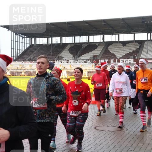 07.12.2025 - St. Pauli X-Mass-Run No. 15 Luisa Fischer http://msf.ph/oto/9387724 07.12.2025 11:47:32 Ziel 3010, 2920, 3960, 567, 2179, 2180, 18, 2047, 346, 353, 371, 530, 567, 570, 609, 614, 640, 642, 645, 647, 649, 898, 900, 901, 903, 978, 987, 992, 1276, 1881, 1882, 2047, 2114, 2179, 2180, 2182, 2221, 2222, 2223, 2347, 2442, 2446, 2568, 2798, 2928, 3010, 3210, 3215, 3216, 3416, 3419, 3420, 3430, 3471, 3482, 3525, 3594, 3596, 3641, 3777, 3798, 3800, 3924, 3925, 3948, 3949, 3961, 4883, 5004 meine-sportfotos.de