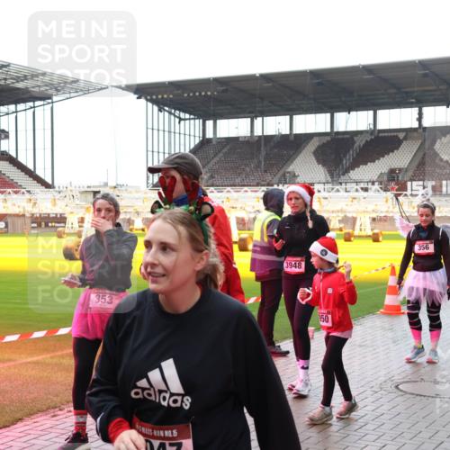 07.12.2025 - St. Pauli X-Mass-Run No. 15 Luisa Fischer http://msf.ph/oto/9387756 07.12.2025 11:47:40 Ziel 353, 15, 3948, 1, 950, 356, 355, 107, 125, 131, 346, 353, 371, 530, 567, 570, 609, 614, 640, 642, 645, 647, 649, 898, 900, 901, 903, 930, 978, 987, 992, 1881, 1882, 2047, 2114, 2182, 2221, 2222, 2223, 2347, 2442, 2446, 2568, 2798, 2928, 3010, 3210, 3215, 3216, 3416, 3419, 3420, 3430, 3471, 3482, 3525, 3594, 3596, 3641, 3655, 3664, 3754, 3770, 3777, 3798, 3800, 3924, 3925, 3948, 3949, 3961, 4883, 5004 meine-sportfotos.de