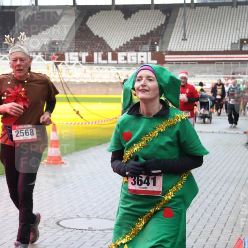 07.12.2025 - St. Pauli X-Mass-Run No. 15 Luisa Fischer http://msf.ph/oto/9387783 07.12.2025 11:47:49 Ziel 2568, 1, 3641, 10, 107, 121, 125, 131, 237, 245, 254, 353, 530, 614, 645, 647, 898, 900, 901, 930, 992, 1540, 1881, 1882, 2047, 2114, 2182, 2221, 2223, 2568, 2798, 2928, 3010, 3210, 3215, 3216, 3416, 3419, 3420, 3430, 3471, 3482, 3594, 3596, 3641, 3655, 3664, 3754, 3770, 3777, 3798, 3800, 3924, 3925, 3948, 3949, 3961, 4883, 5004 meine-sportfotos.de