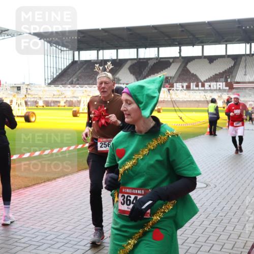 07.12.2025 - St. Pauli X-Mass-Run No. 15 Luisa Fischer http://msf.ph/oto/9387787 07.12.2025 11:47:50 Ziel 3949, 3950, 1, 256, 15, 364, 888, 4683, 107, 121, 125, 131, 237, 245, 254, 353, 530, 614, 898, 900, 901, 930, 992, 1540, 1881, 1882, 2047, 2114, 2182, 2221, 2223, 2568, 2798, 2928, 3010, 3210, 3215, 3216, 3416, 3419, 3420, 3430, 3471, 3482, 3594, 3596, 3641, 3655, 3664, 3754, 3770, 3777, 3798, 3800, 3948, 3949, 3961, 4883, 5004 meine-sportfotos.de