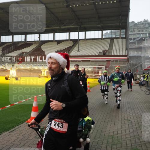 07.12.2025 - St. Pauli X-Mass-Run No. 15 Fabian Wolf http://msf.ph/oto/9387794 07.12.2025 10:18:38 Ziel 243, 264, 269, 1607, 1671, 2631, 2925, 3520, 3862, 4521, 4522, 4524, 4540, 4547 meine-sportfotos.de