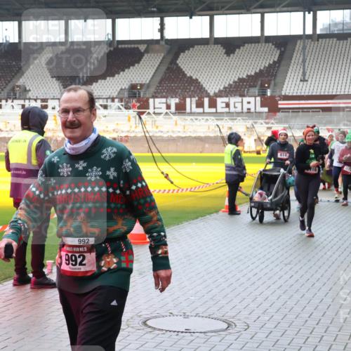 07.12.2025 - St. Pauli X-Mass-Run No. 15 Luisa Fischer http://msf.ph/oto/9387797 07.12.2025 11:48:01 Ziel 992, 15, 992, 1, 614, 3215, 3430, 2221, 107, 121, 125, 131, 237, 245, 254, 614, 898, 900, 901, 930, 992, 1032, 1534, 1539, 1540, 1622, 1951, 2221, 2223, 2381, 2384, 2451, 2452, 2475, 2516, 2568, 3215, 3216, 3225, 3227, 3416, 3419, 3420, 3430, 3471, 3482, 3594, 3596, 3641, 3655, 3664, 3754, 3770, 3798, 3800, 3948, 3949, 4425, 4427, 4883, 5004 meine-sportfotos.de