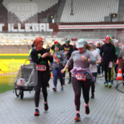 07.12.2025 - St. Pauli X-Mass-Run No. 15 Luisa Fischer http://msf.ph/oto/9387804 07.12.2025 11:48:03 Ziel 5416, 3430, 107, 121, 125, 131, 237, 245, 254, 614, 898, 900, 901, 930, 992, 1032, 1534, 1539, 1540, 1622, 1951, 2221, 2223, 2381, 2384, 2451, 2452, 2475, 2516, 2568, 3215, 3216, 3225, 3227, 3313, 3416, 3419, 3420, 3430, 3471, 3482, 3594, 3596, 3641, 3655, 3664, 3754, 3770, 3798, 3800, 3948, 3949, 4425, 4427, 4883, 5004 meine-sportfotos.de